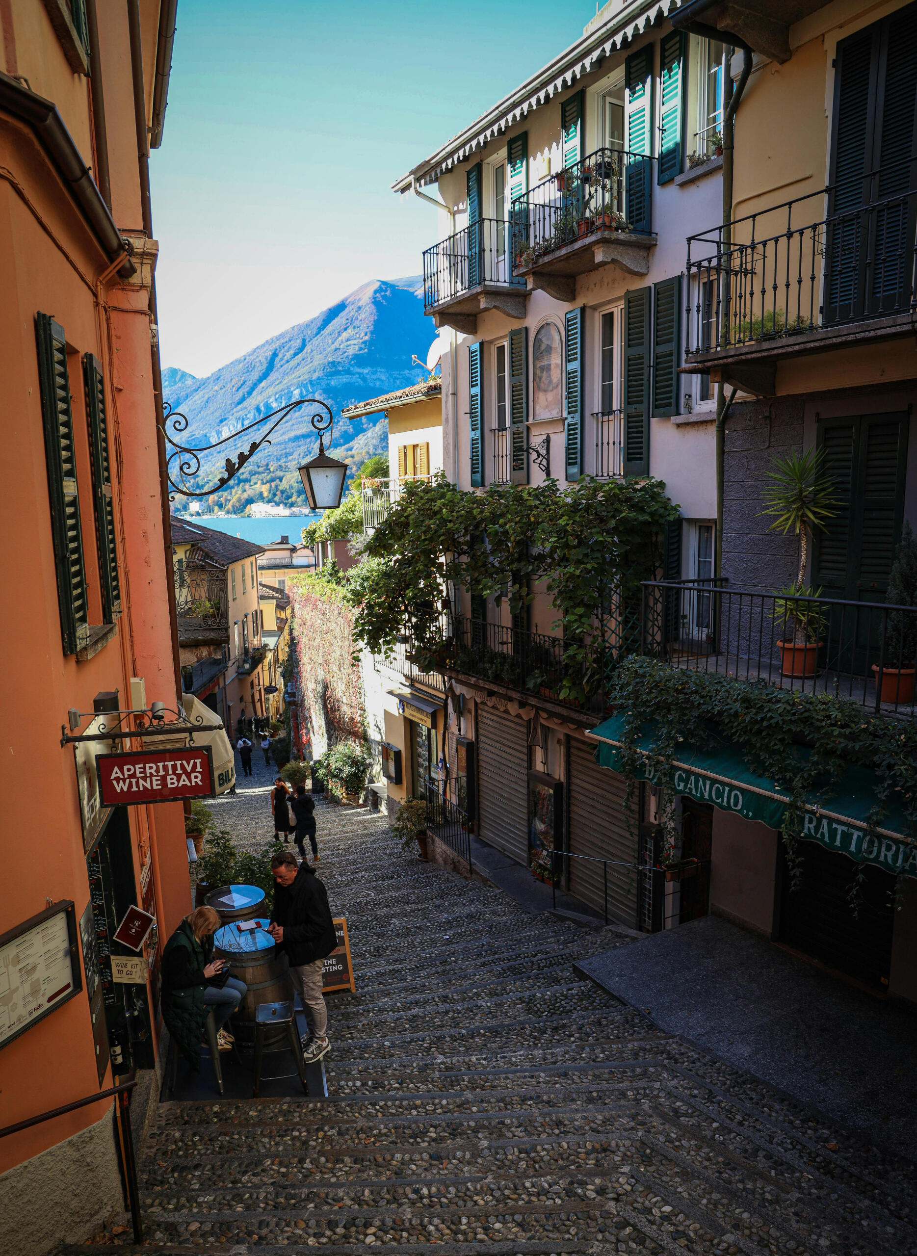 Foto di Evan Cameron: https://www.pexels.com/it-it/foto/paesaggio-villaggio-scalini-passi-19149859/